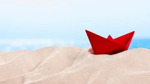 On the Beach - Paper boat on a dune in front of azure sea - loop - ProRes Vidéo 77601598