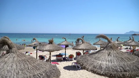 Beach with parasols 動画素材 128349418