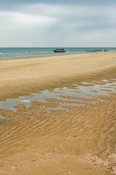 Beach patterns and small rivers on the beach formed by the low tide of the sea Foto stock