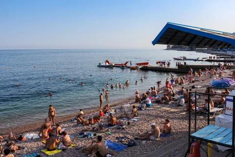 The beach in the rays of the evening sun. Stock Photos