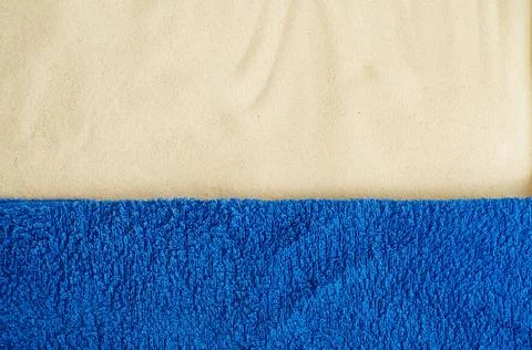 Beach resort theme background, texture. Blue towel on the sand. Foto stock