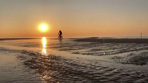 Beach riding into the golden sunset 動画素材 149759185