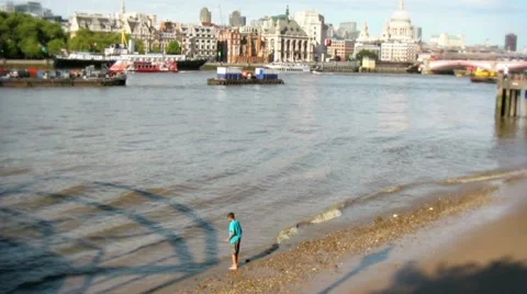 Beach on the River Thames Video stock 11709924