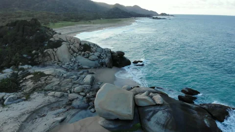 Beach rocks in water - low overfly - Drone Tayrona Colombia 스톡 동영상 139933976