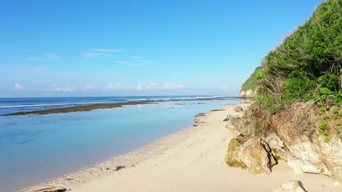 Beach scene - turquoise transparent ocean and white sand beach. 库存影片 133821791