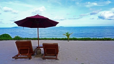 Beach sets of deckchairs and umbrella overlooking the sea Vídeos de archivo 109413712