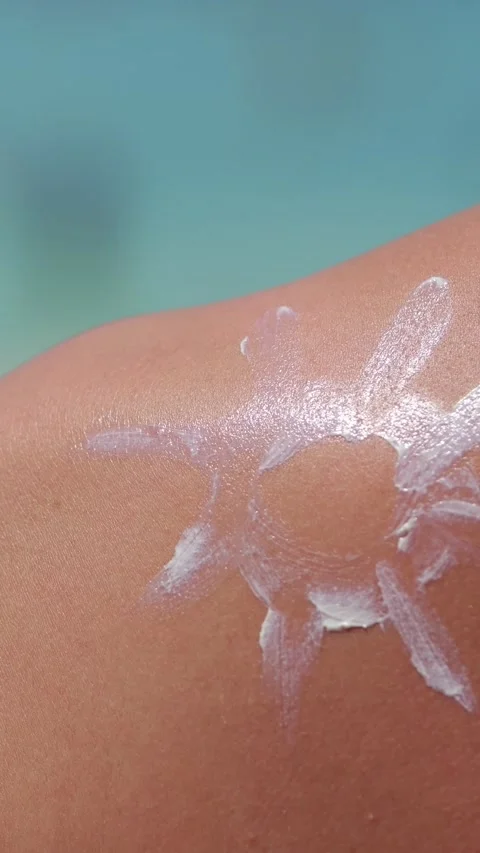 Beach Shoulder Sun Shaped Sunscreen Painting, Shimmering White Lotion Applied Vídeo Stock 332644761