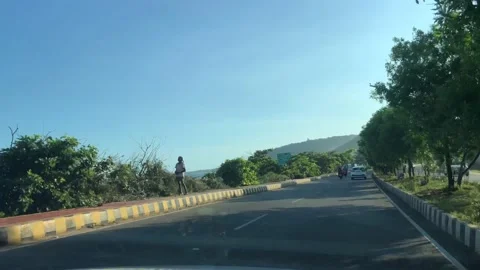 Beach side road car drive on a afternoon in Vizag India Vidéo 141490984
