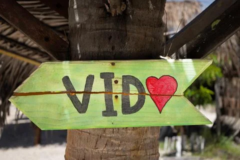 Beach sign with a positive message. Typical tropical beach sign. The captio.. Stock-Fotos