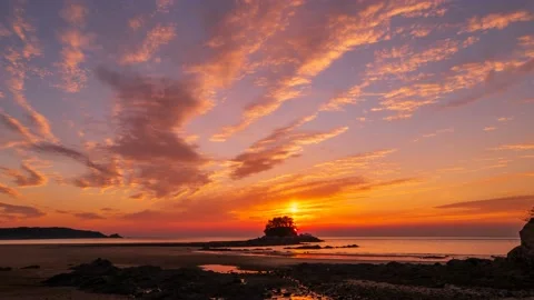 On the beach with Stone Island it has been a beautiful sunsets. Zoom in 스톡 동영상 145702371