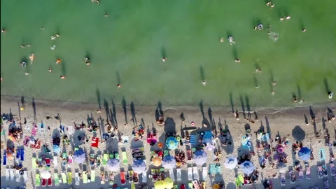 Beach summer sea overcrowded Vídeo Stock 135004674