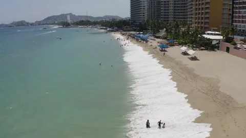 Beach on a sunny day with people.  Playa El Morro Acapulco Vídeos de archivo 166830284