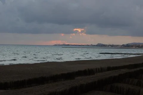 Beach sunset with intense cloudscape over horizon 库存照片