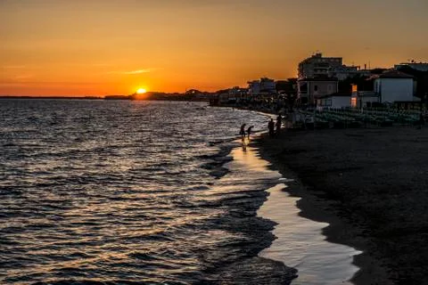 Beach at sunset with orange sky Foto stock