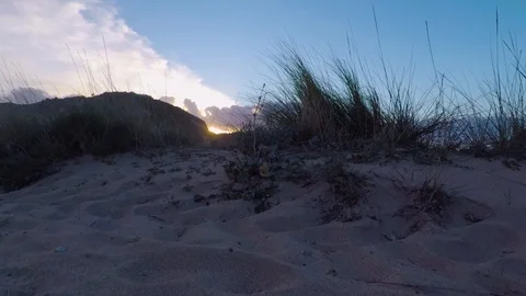 Beach sunset reveal 스톡 동영상 105746367