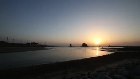 Beach at sunset timelapse, sunset reflected at ocean 動画素材 303391200