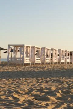 Beach tents in the rays of the setting sun, beach scene Foto stock