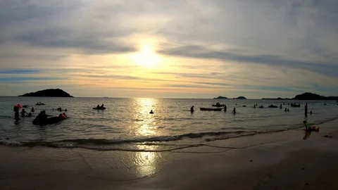 The beach with tourists at sunset. Video stock 100632076