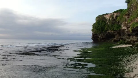 Beach in Uluwatu by cliff Vidéo 303572504