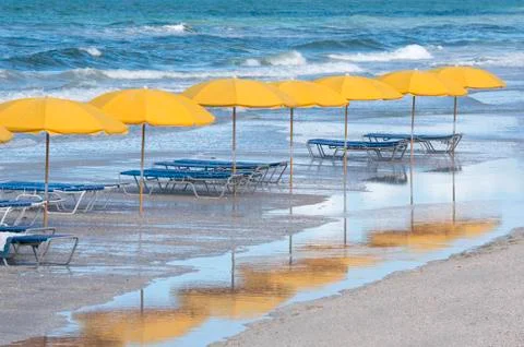 Beach umbrella reflections. Foto stock