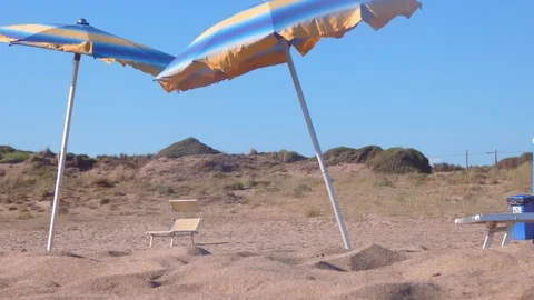 Beach umbrellas and deckchairs, 4K video 스톡 동영상 129687551