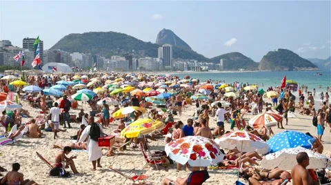 Beach umbrellas at the Copacabana 库存影片 67394035