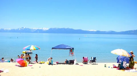 Beach Umbrellas, Snow Capped Mountains, Lake Tahoe 库存影片 39647336