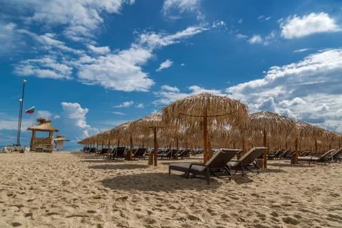 Beach with umbrellas in summer Stock-Fotos