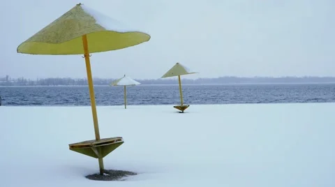 Beach umbrellas under snow 库存影片 62869740