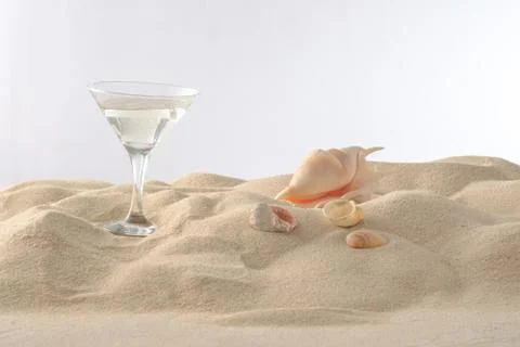 Beach vacation concept. Cool drinks on the beach sand. A glass of refreshing  Foto stock