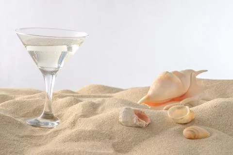 Beach vacation concept. Cool drinks on the beach sand. A glass of refreshing  Foto stock
