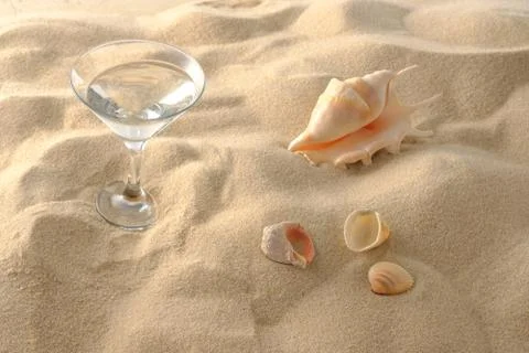 Beach vacation concept. Cool drinks on the beach sand. A glass of refreshing  Foto stock