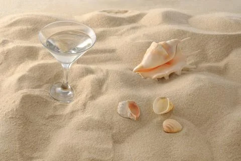 Beach vacation concept. Cool drinks on the beach sand. A glass of refreshing  Foto stock