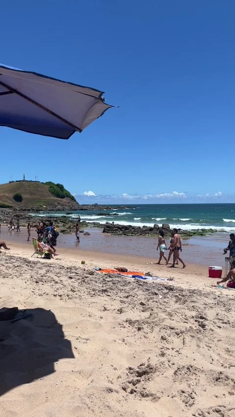 Beach vendor grilling cheese on Farol da Barra beach in Salvador Brazil Vidéo 343581272
