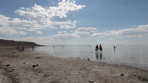 Beach walkers 動画素材 27069829