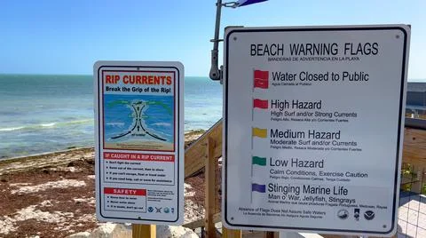 Beach Warning Flags at a State Park on the Florida Keys - FLORIDA KEYS, UNITED Fotos de archivo