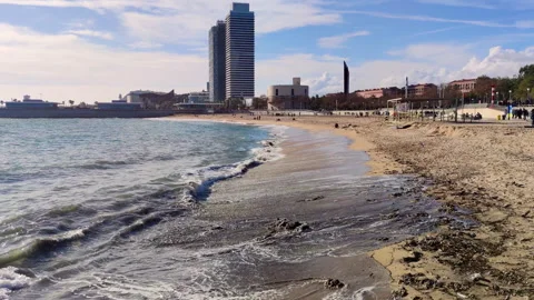 Beach with waste after the storm. 库存影片 329508043