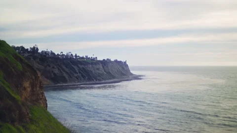 Beach Waves and cliff Stockbeeldmateriaal 170732620