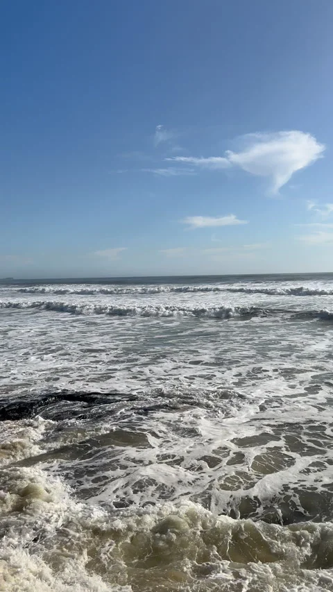 Beach Waves Breaking Over Shallow Rocks Vidéo 301615304