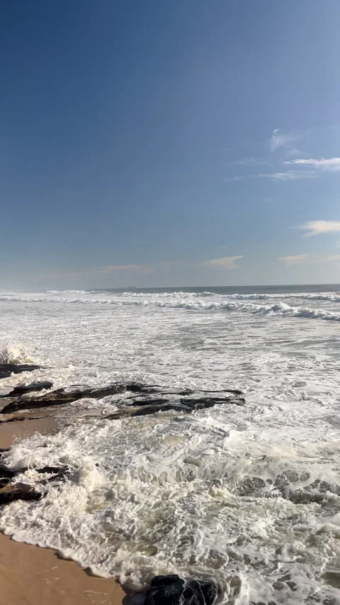 Beach Waves Breaking to Reveal Shallow Rocks Vidéo 301615619