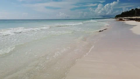 Beach waves hitting the sand Vídeo Stock 150931400