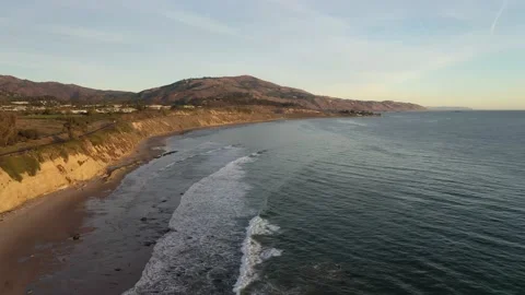 Beach waves with mountain view background Vídeo Stock 137426320