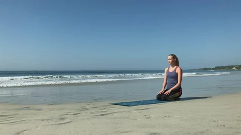 Beach Yoga - Exercise Vídeo Stock 84831679