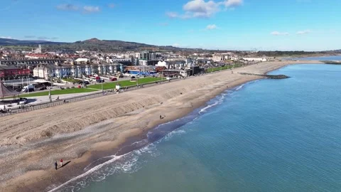 Beachfront and park of Bray town, Irish coastal town. Sunny day, clear sky Stockbeeldmateriaal 332915728