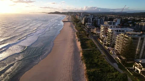 Beachfront Hotels At Palm Beach During Sunrise In Gold Coast, Queensland Stockbeeldmateriaal 333032690