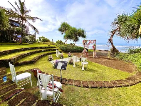 Beachfront Wedding Ceremony Setup with Ocean View and Tropical Garden. Fotos de archivo