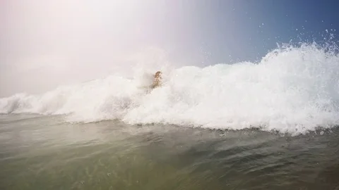 Beachgoer Stands against Advancing Wave on Hikkaduwa Beach 库存影片 76878028