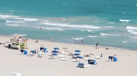 Beachgoers on Miami Beach, Florida 库存影片 947228