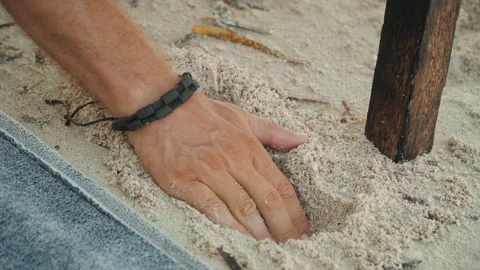 Beachside calming activity. Relaxing hand gesture during summer. Tranquil 库存影片 335632639
