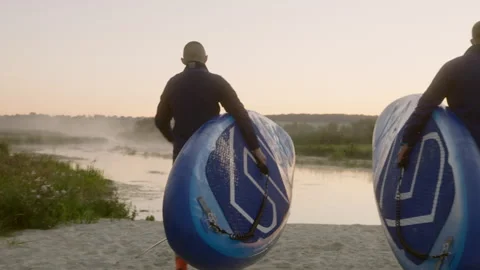 Beachside Kayak Launch: Two Adventurous Men Begin Their River Expedition Vídeos de archivo 250820001
